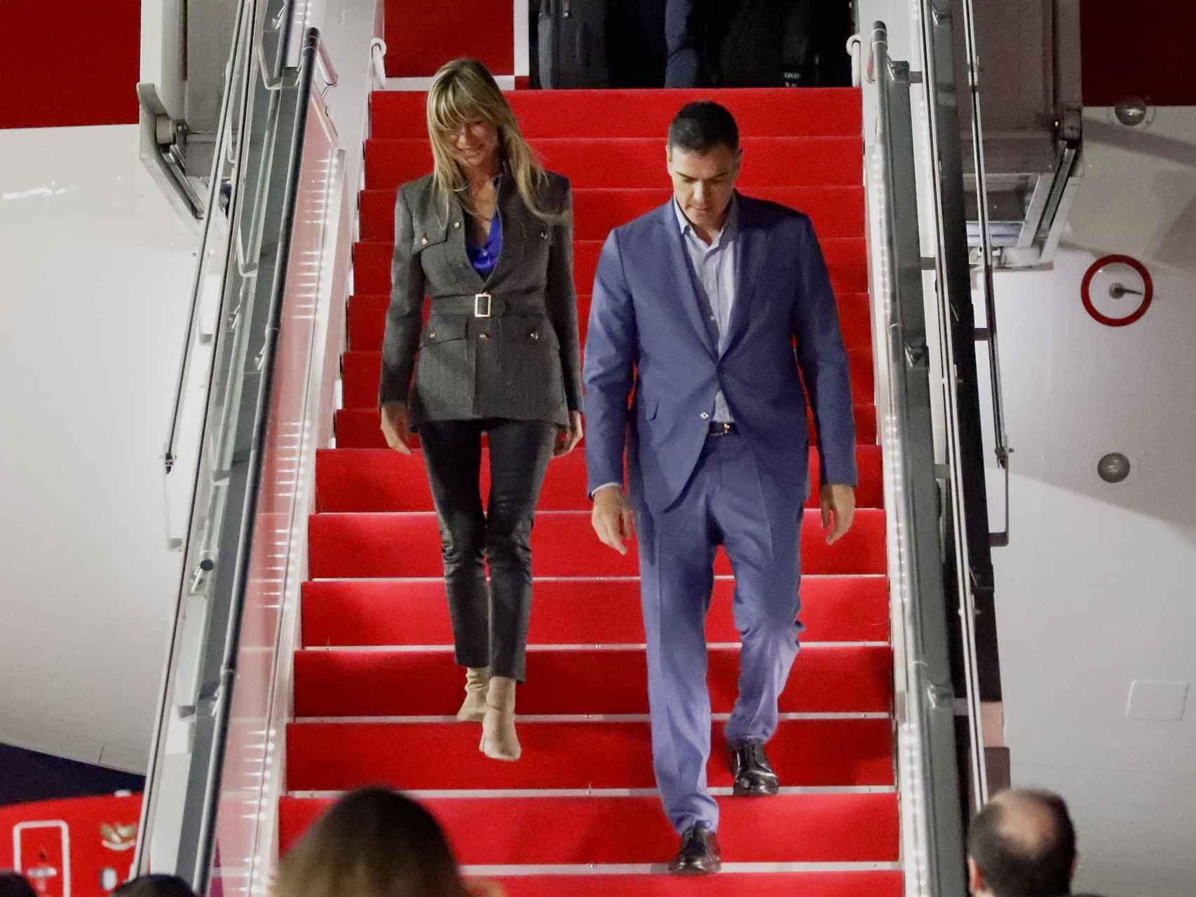 El presidente del Gobierno y su esposa, a su llegada a Bali.