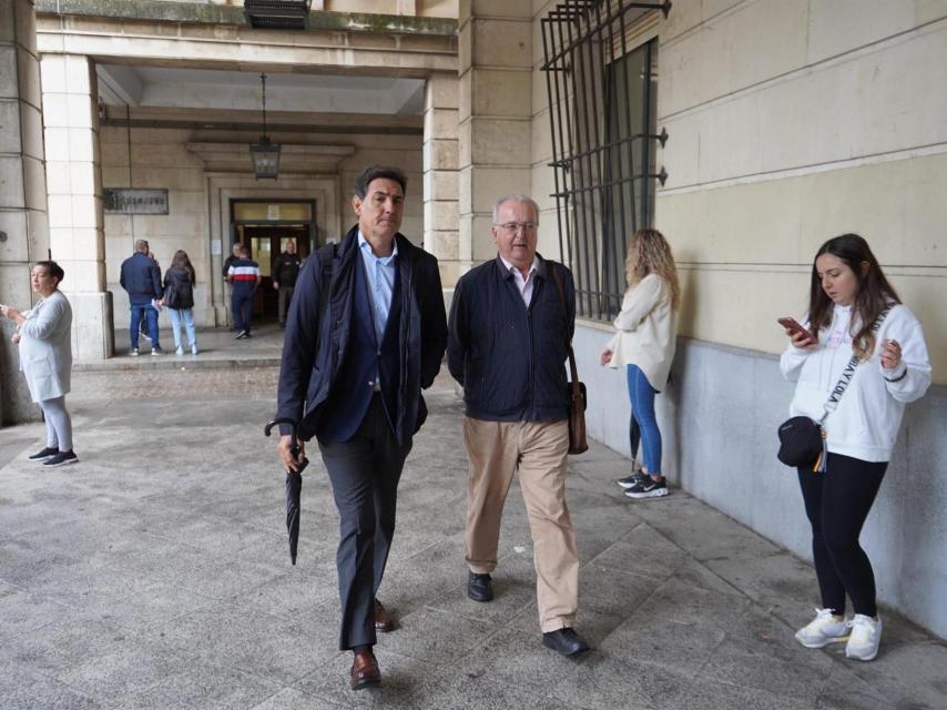 El exconsejero de Empleo Antonio Fernández a su llegada a la Audiencia para recoger la notificación de la condena de inhabilitación por el caso ERE.