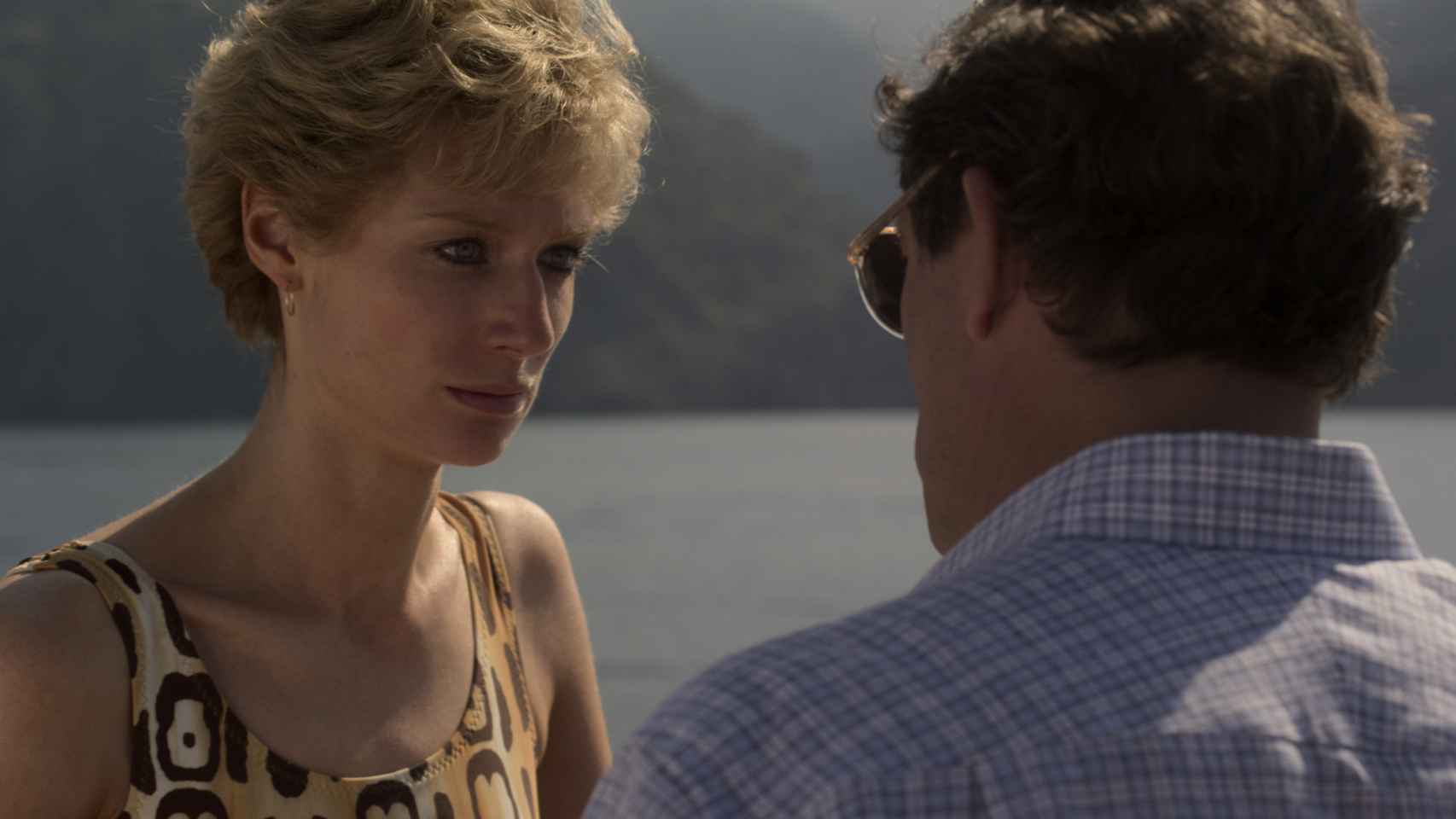 Diana y Carlos en el primer episodio de la quinta temporada de 'The Crown'.