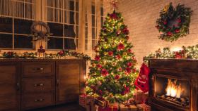 Salón clásico con el árbol de Navidad en rojos y dorados.