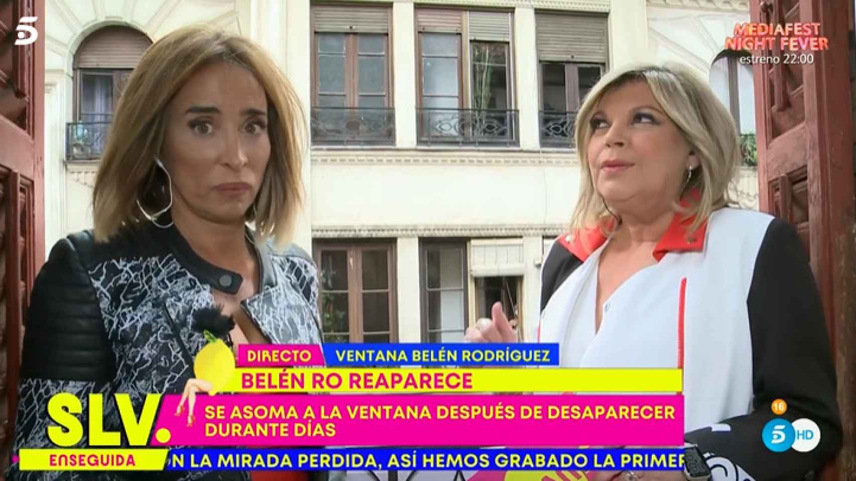María Patiño y Terelu Campos realizando el programa enfocando la vivienda de Belén.