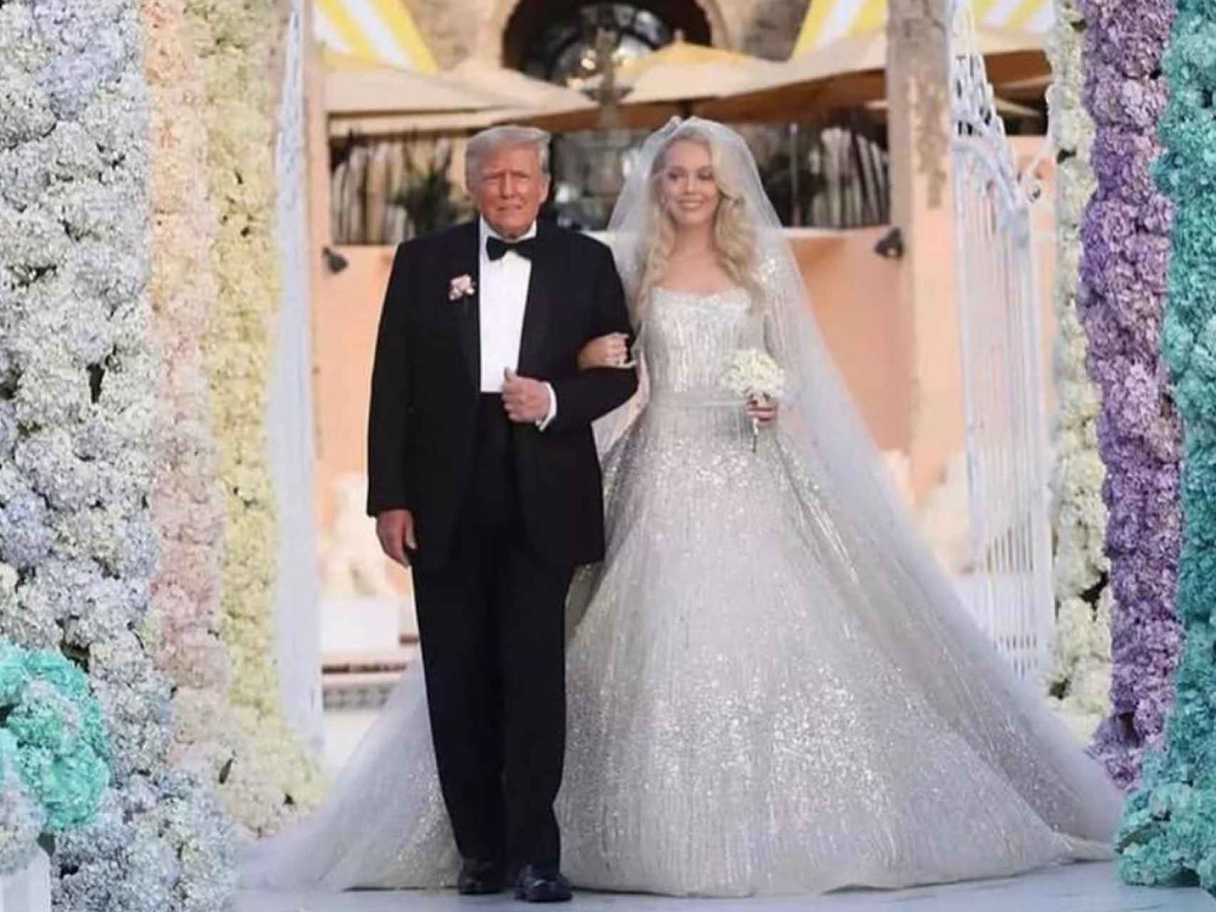 Tiffany junto a su padre, Donald Trump, el día de su boda en su mansión de Mar-a-Lago.