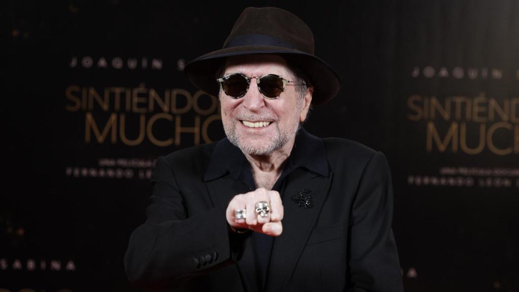 Joaquín Sabina posa en la presentación en Madrid del documental 'Sintiéndolo mucho'.