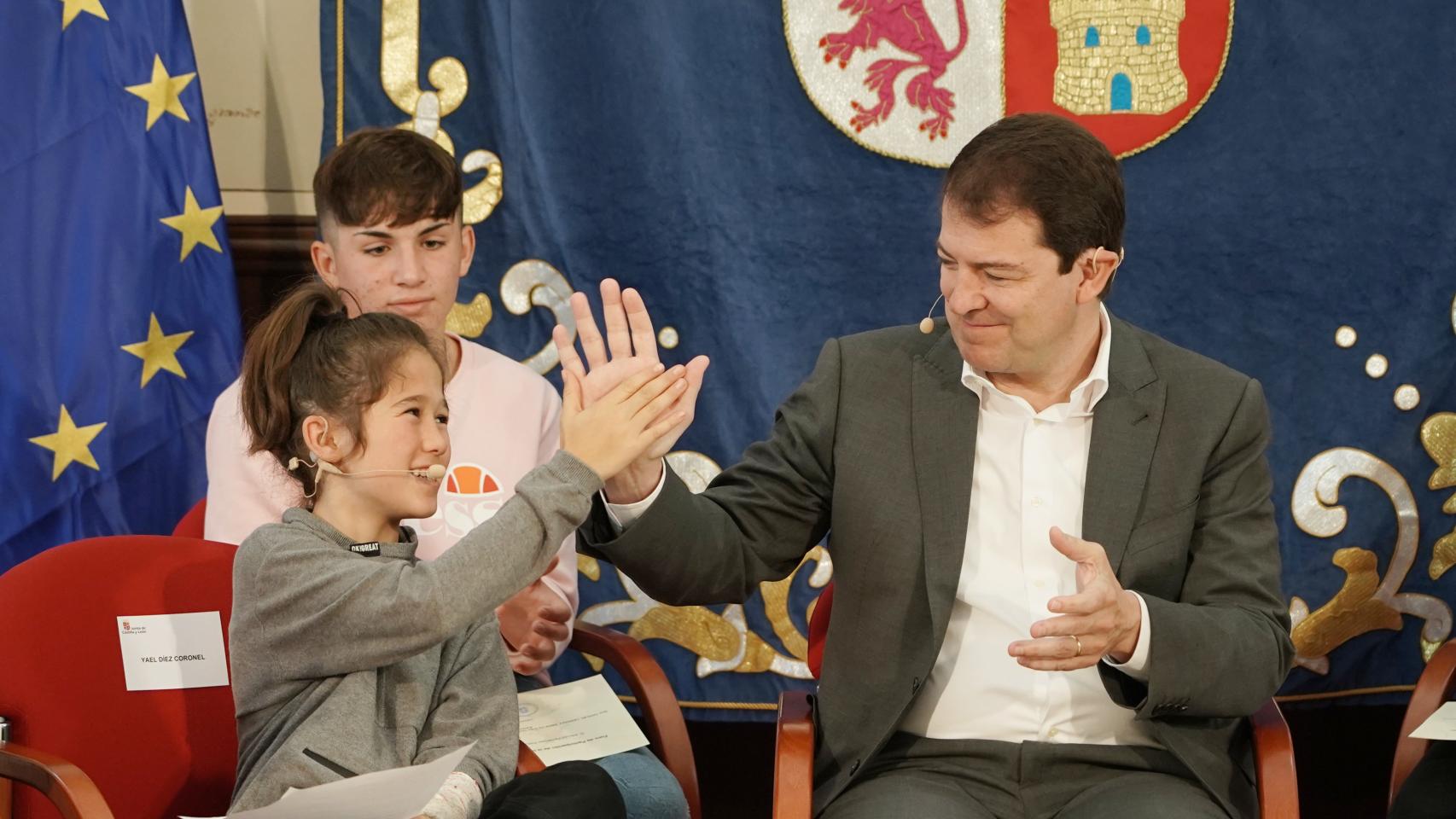 Fernández Mañueco choca la mano con Yael Díez, un joven soriano