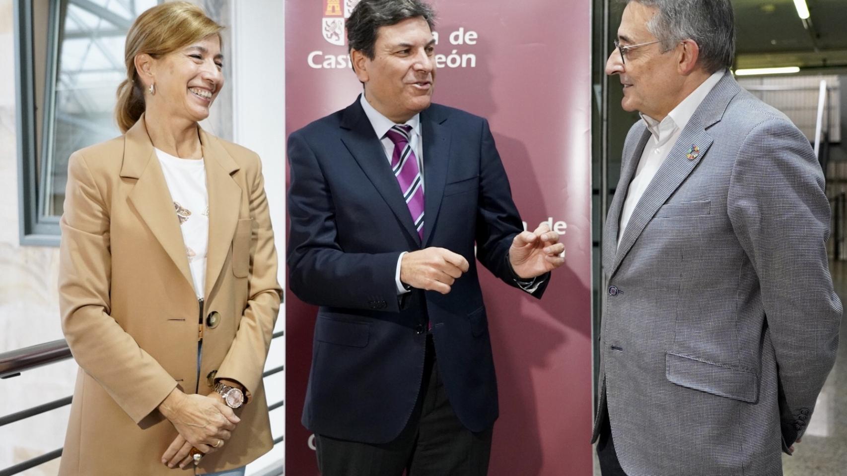 El consejero de Economía y Hacienda y portavoz, Carlos Fernández Carriedo, preside la constitución de la Mesa para impulsar el primer Plan Autonómico del Hábitat de España.