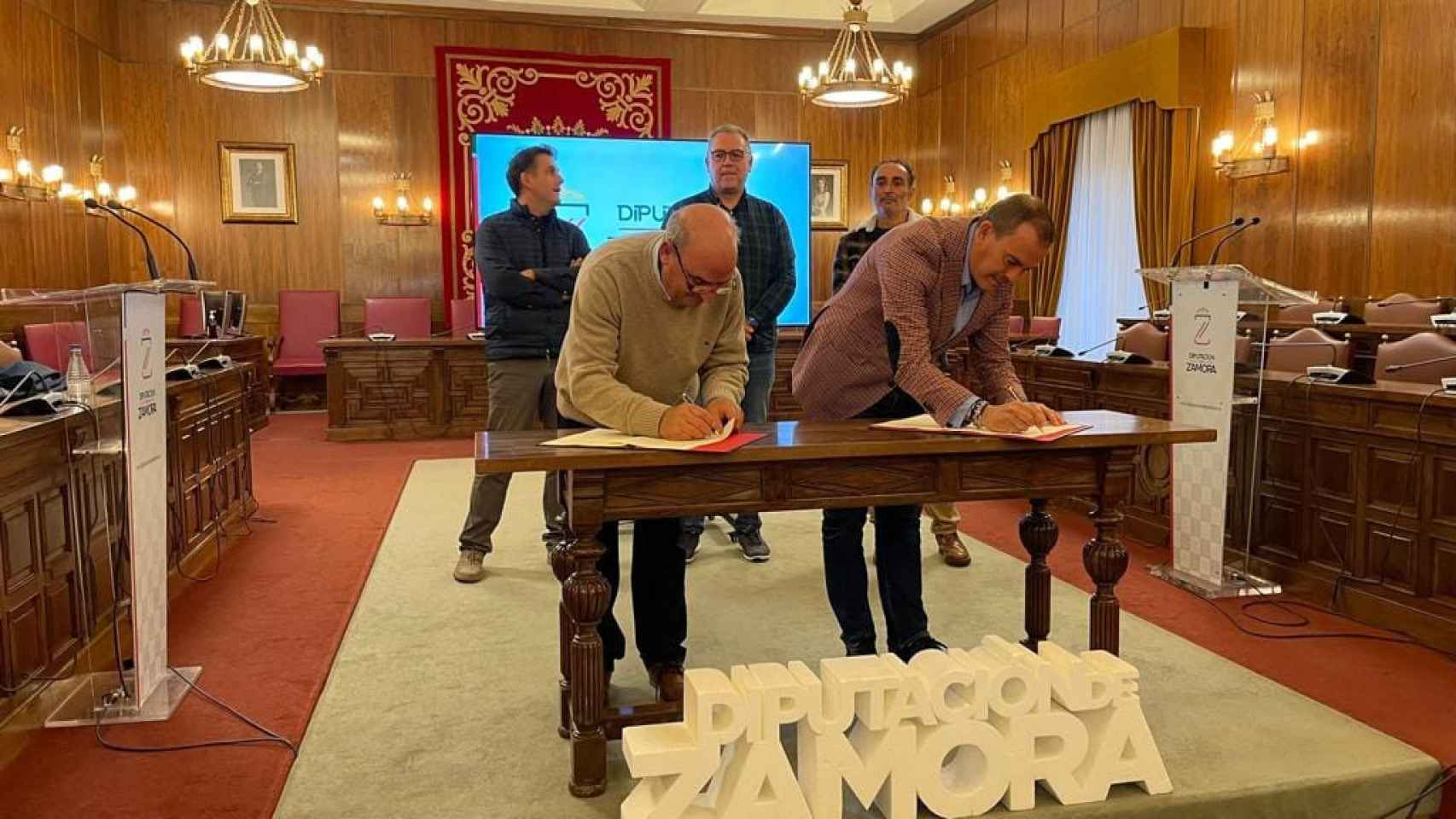El presidente de la Diputación de Zamora, Francisco Requejo, y el alcalde del Ayuntamiento de Galende, José Manuel Prieto, han firmado hoy dicho convenio