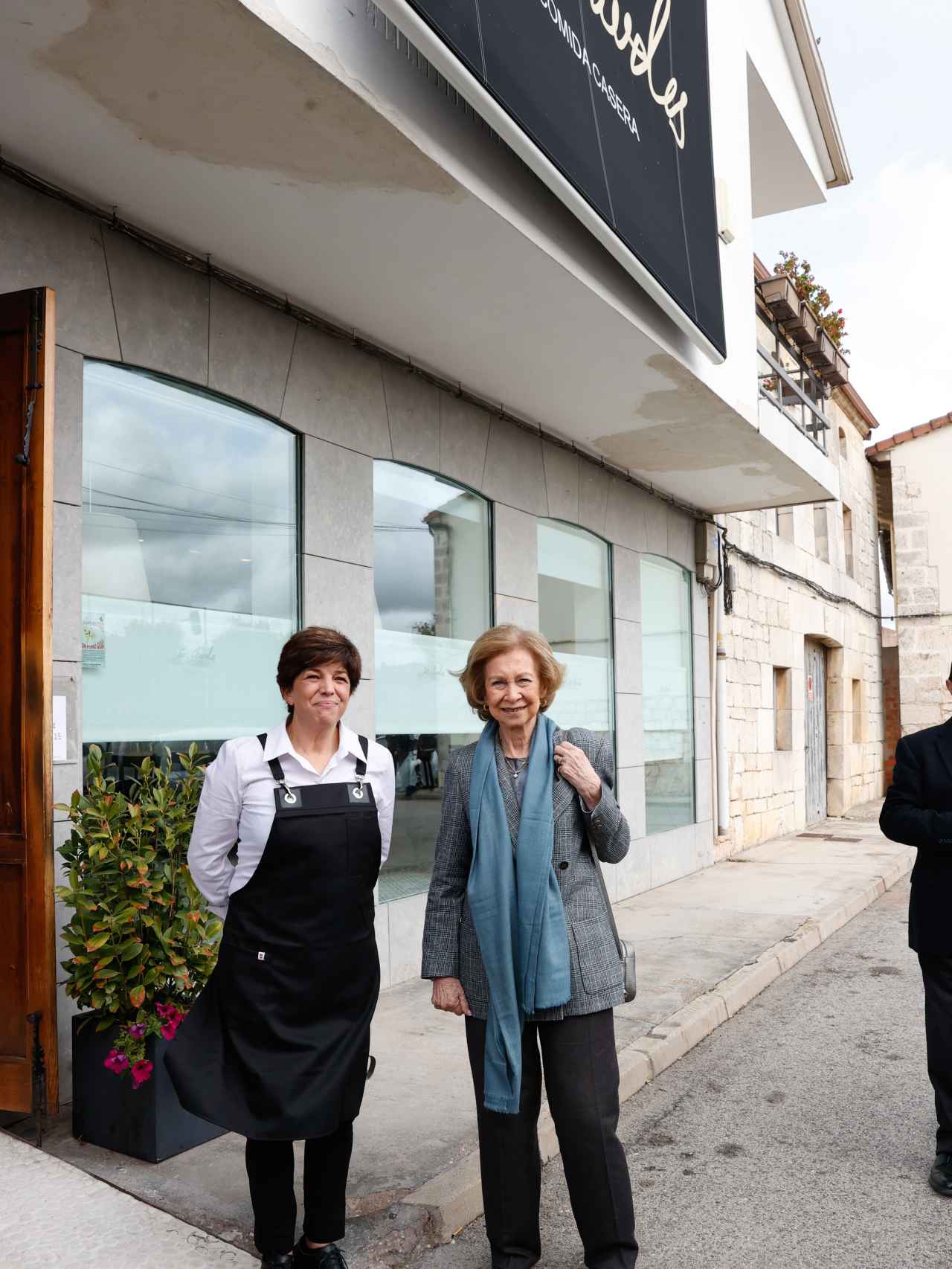 La reina Sofía a su llegada al restaurante Los Claveles, en Ibeas de Juarros.