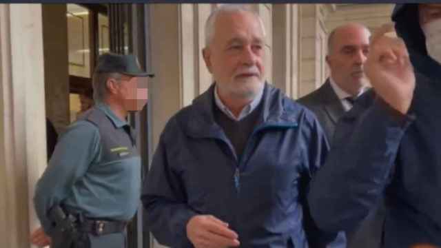 El expresidente de la Junta de Andalucía José Antonio Griñán a su salida de la Audiencia tras recoger la notificación de su condena de inhabilitación.