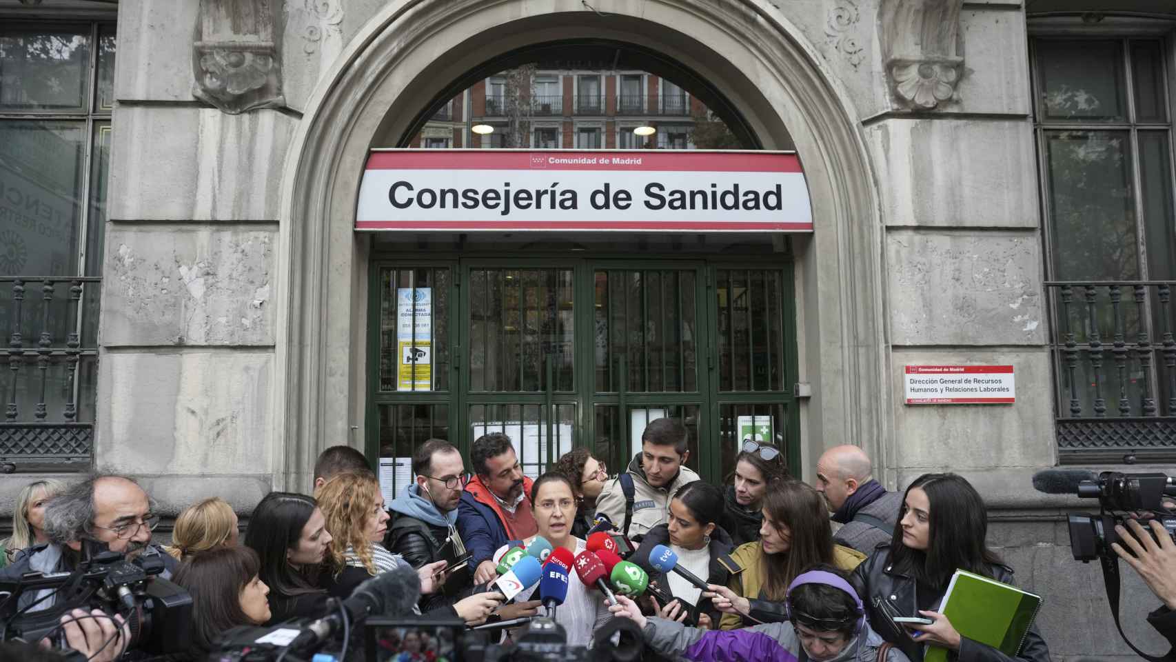 La secretaria general de Amyts, Ángela Hernández, a las puertas de la Consejería de Sanidad.