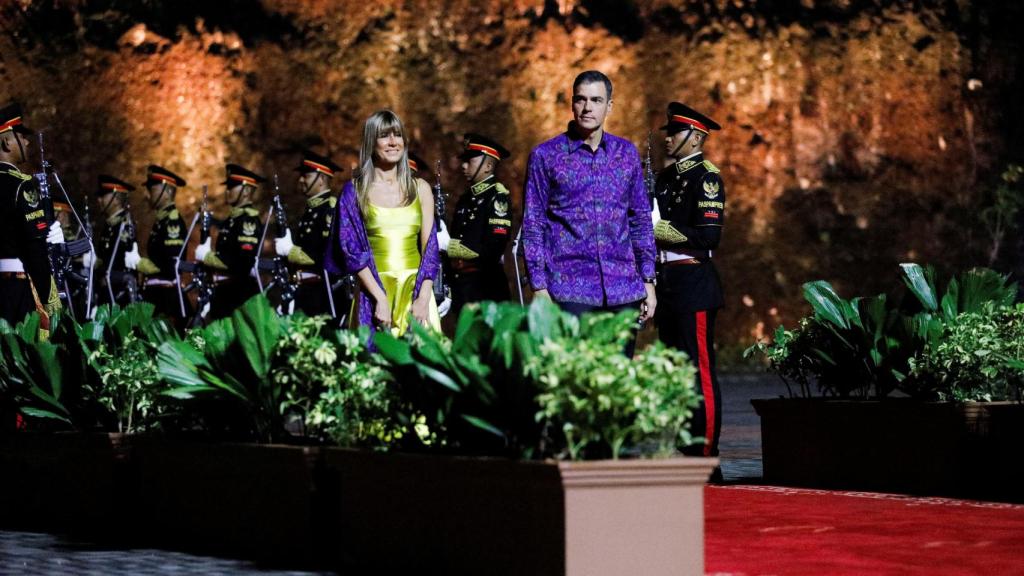 Pedro Sánchez y Begoña Gómez a su llegada a la cena de gala del G20 en Bali, Indonesia.