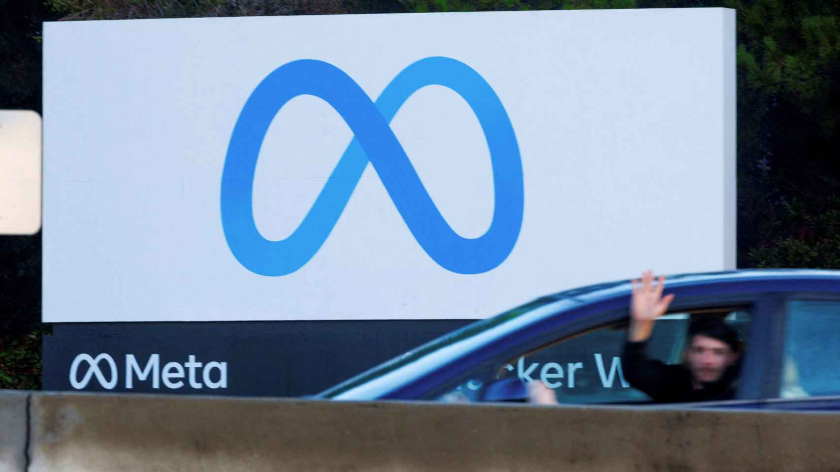 Un hombre saludando desde su coche en los exteriores de las oficinas de Meta Platforms en Mountain View, California (Estados Unidos)