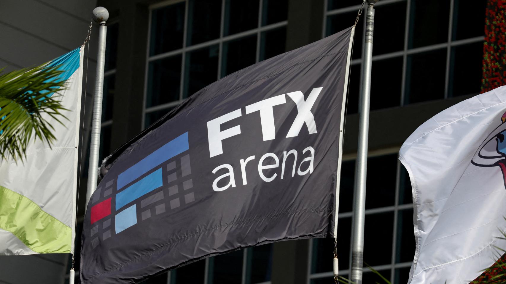 Bandera con el logo de FTX en el FTX Arena de Miami, Estados Unidos.