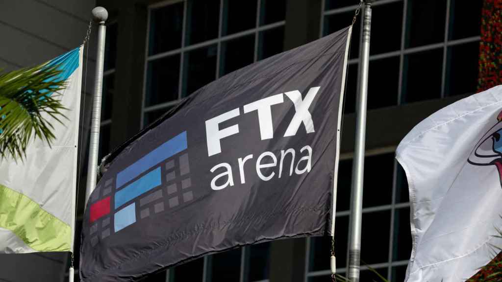 Bandera con el logo de FTX en el FTX Arena de Miami, Estados Unidos.