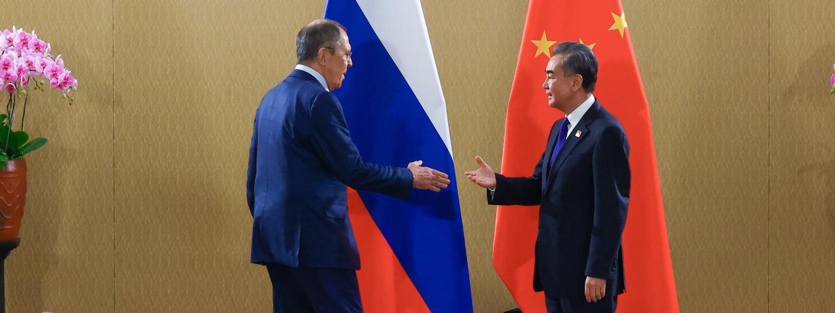 Los ministros de Exteriores de Rusia, Serguéi Lavrov, y China, Wang Yi, reunidos en el marco del G20.