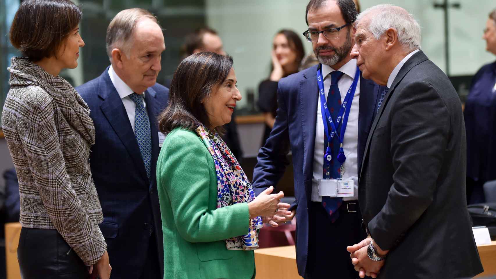 Josep Borrell conversa con Margarita Robles durante la reunión de ministros de Defensa celebrada este martes en Bruselas