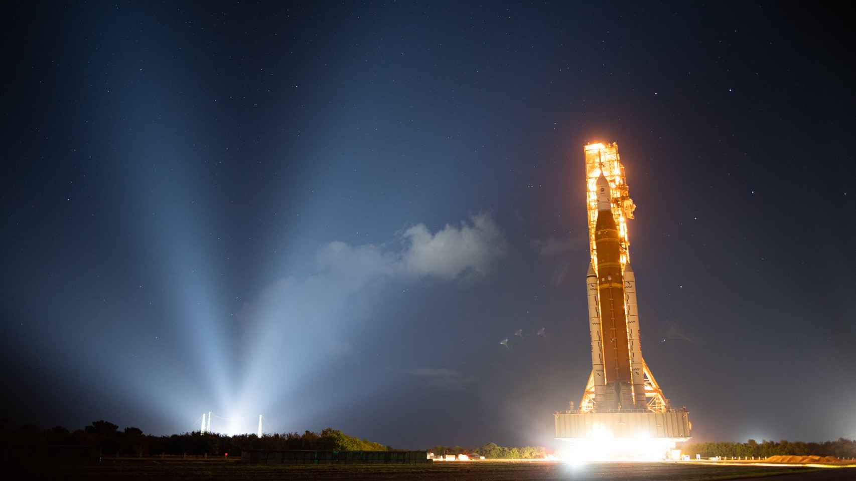 El cohete SLS de noche