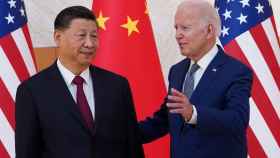 El presidente chino, Xi Jinping, con su homólogo estadounidense, Joe Biden, durante su reunión en la cumbre del G20, ayer en Bali, Indonesia.