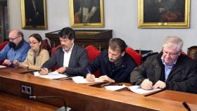 El gerente de la USC, Javier Ferreira, y representantes de CC.OO, UGT, CIG y CSIF han firmado el texto acordado previamente en la Mesa xeral de negociación de la USC