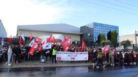 Concentración frente a las naves de Jevaso en Arteixo (A Coruña).