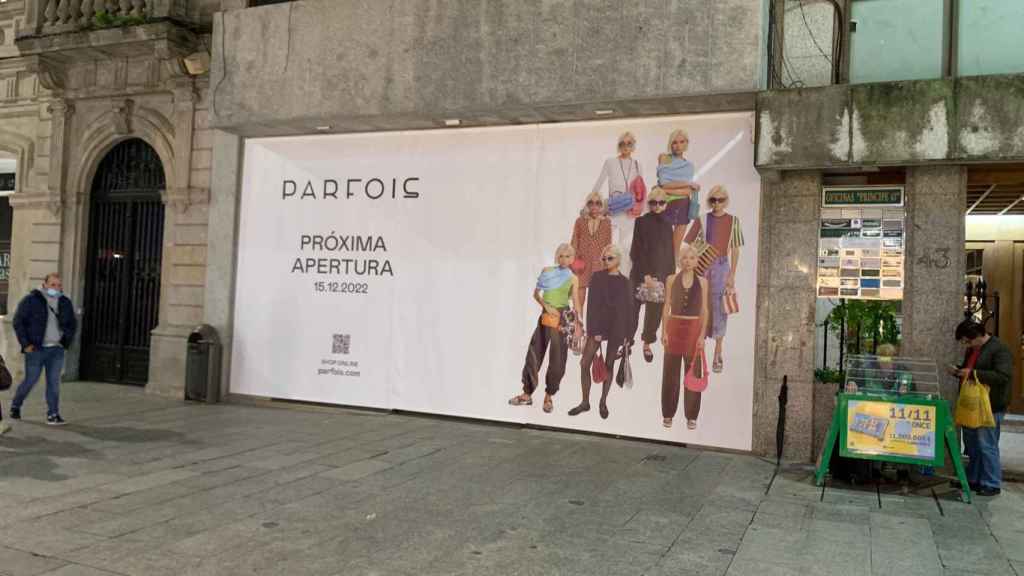 Anuncio de próxima apertura en un local de la calle Príncipe, en Vigo.