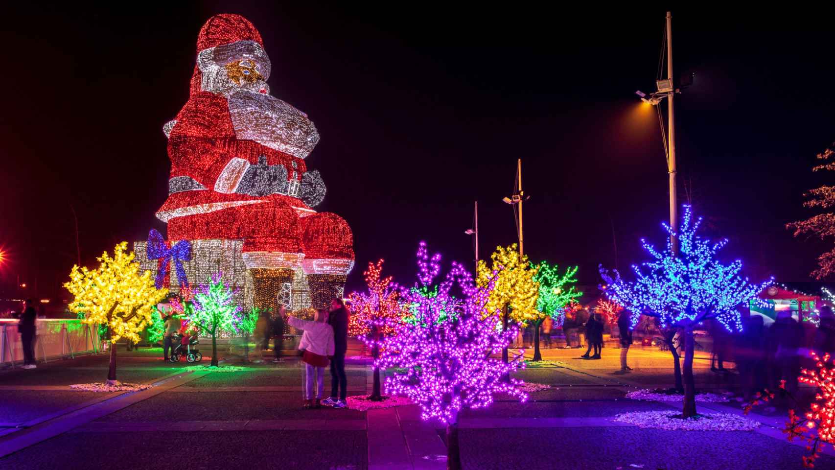 Papá Noel luminoso gigante en Águeda, Portugal.