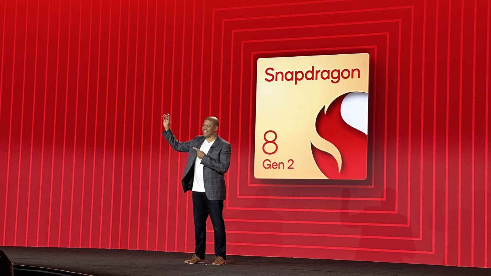 Chris Patrick presentando el Snapdragon 8 Gen 2