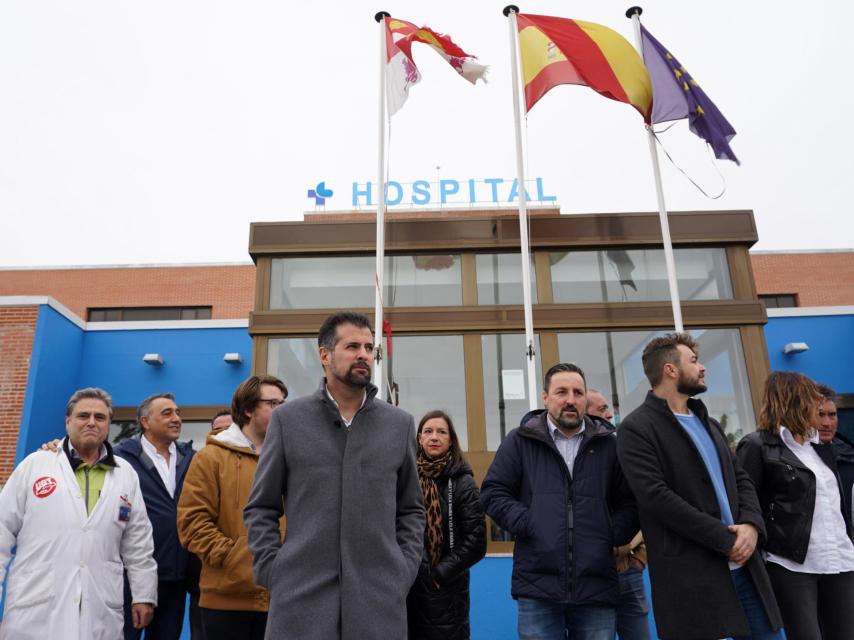 El secretario general del PSCyL, Luis Tudanca, durante su participación en la concentración por la sanidad pública en Medina del Campo, este miércoles.