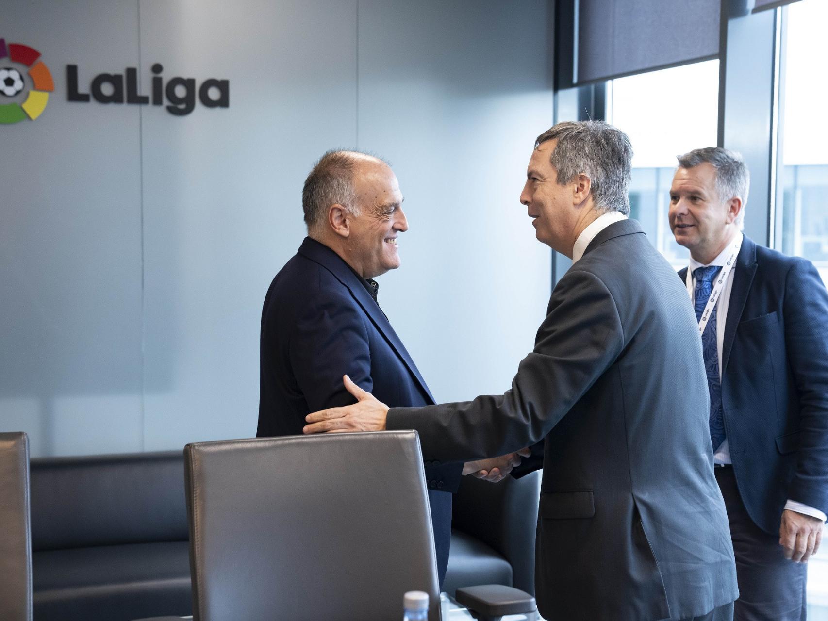 El director general de Deportes de la Junta, Enrique Sánchez-Guijo, y el presidente de LaLiga, Javier Tebas, durante la firma del acuerdo, este miércoles.