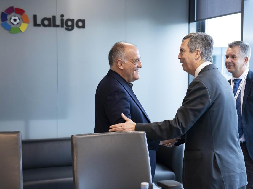 El director general de Deportes de la Junta, Enrique Sánchez-Guijo, y el presidente de LaLiga, Javier Tebas, durante la firma del acuerdo, este miércoles.