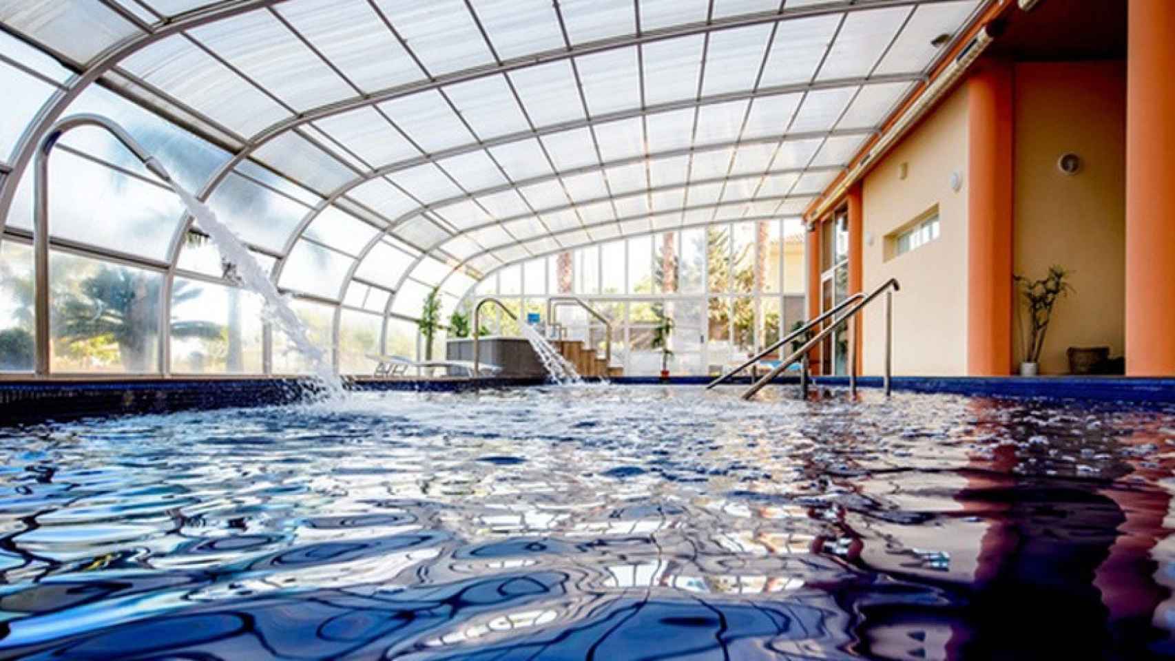 La piscina cubierta con spa del hotel Bonalba.