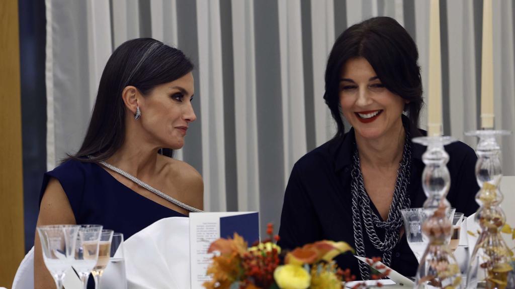 La reina Letizia conversa con la mujer del presidente croata Zoran Milanovic, Sanja Music Milanovic, durante la cena en honor de los monarcas celebrada en el Palacio Presidencial de Zagreb, este miércoles en Croacia.