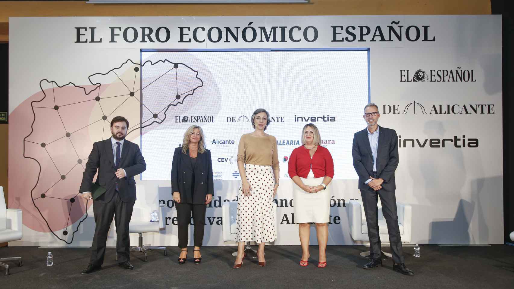 Victoria Puche y la secretaria general de Hosbec, Nuria Montes (tercera y cuarta por la izquierda), en el Foro Económico de EL ESPAÑOL.