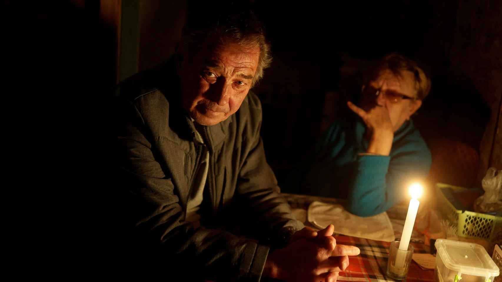 Vitalii Serdiuk, de 65 años, quien dice que fue torturado por miembros del servicio ruso, y su esposa Olena hablan durante una entrevista con Reuters después de la retirada de Rusia de Kherson , Ucrania, el 15 de noviembre de 2022. REUTERS/Valentyn Ogirenko