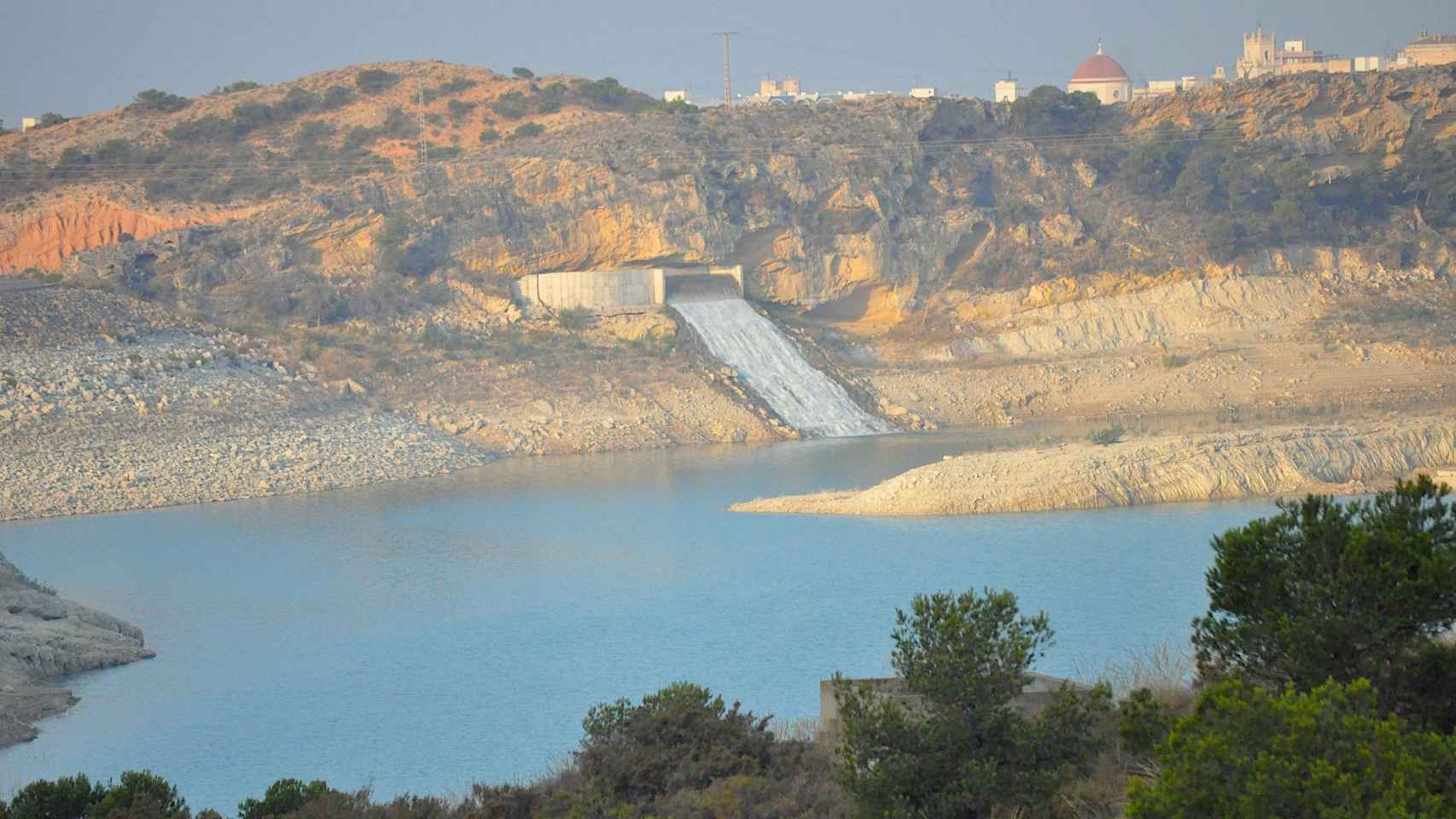 Autorizan el trasvase de 7,5 hectómetros de Tajo al Segura para abastecimiento urbano, en la imagen la llegada del agua al embalse de Crevillent.