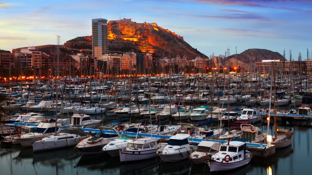 El Puerto de Alicante, con el Castillo de Santa Bárbara de fondo.