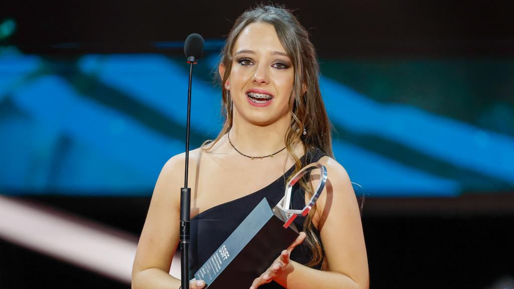 Carla Quilez, recogiendo su Concha de Plata por 'La maternal'.