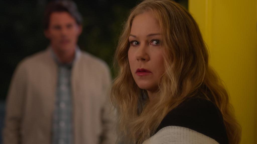 Christina Applegate y James Marsden en 'Dead to me'.