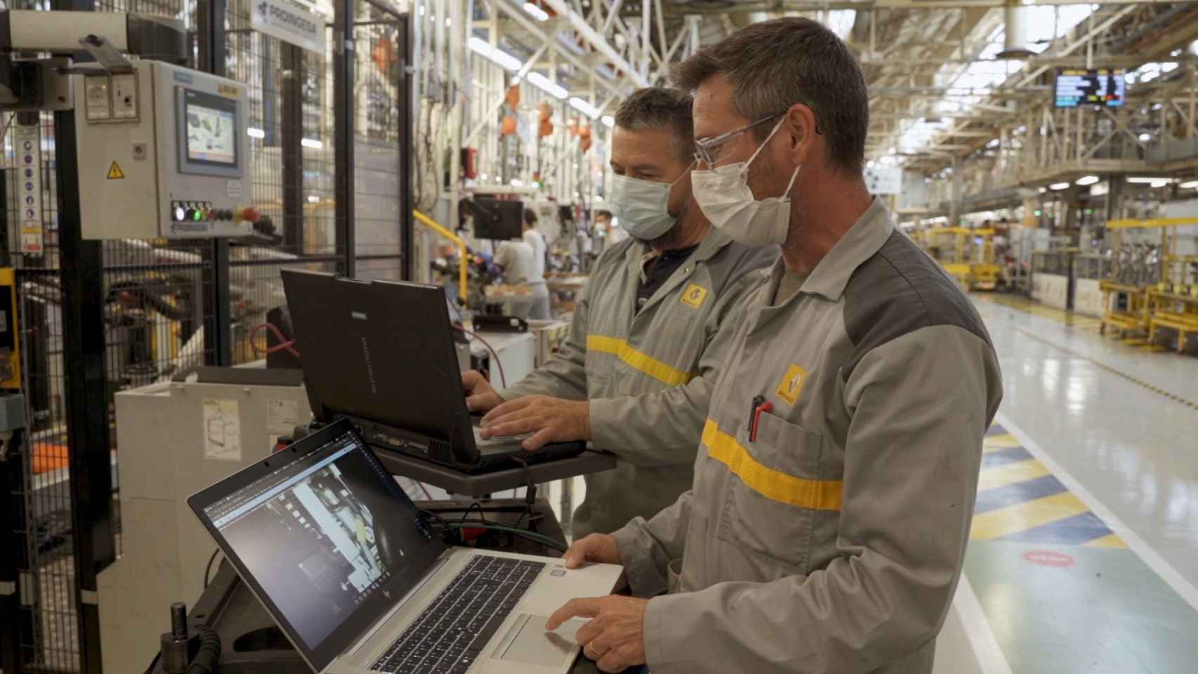 Dos operarios trabajan en la fábrica de Motores de Renault Valladolid