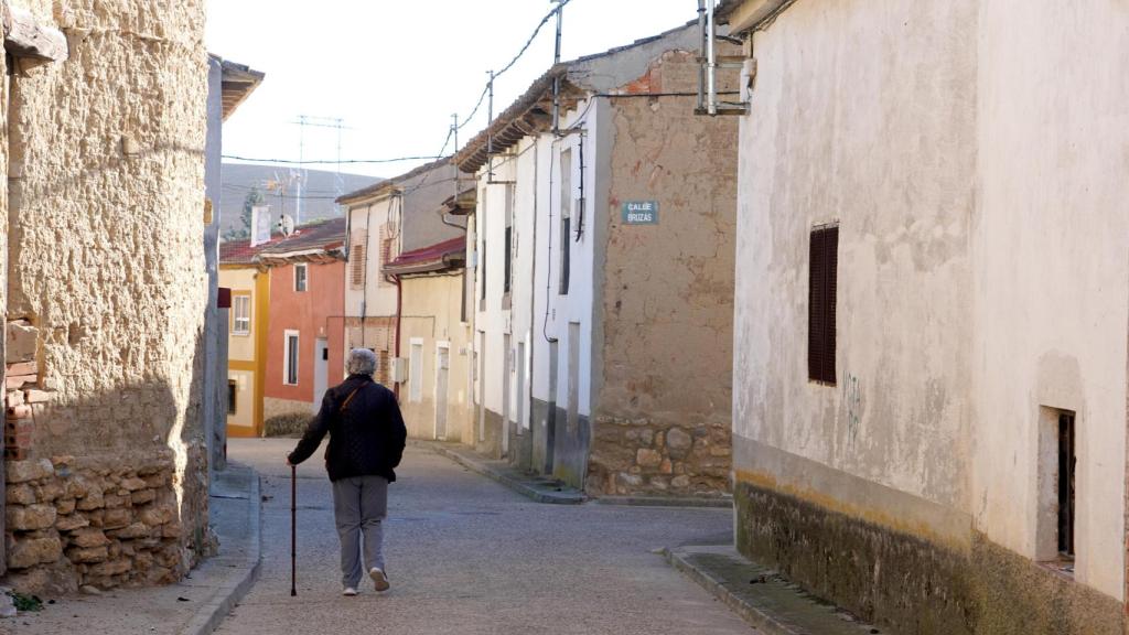 Una mujer camina por la calle de un pueblo de Valladolid