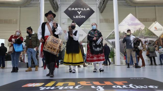 Música, bailes y danzas amenizan la visita de Intur