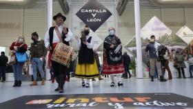 Música, bailes y danzas amenizan la visita de Intur