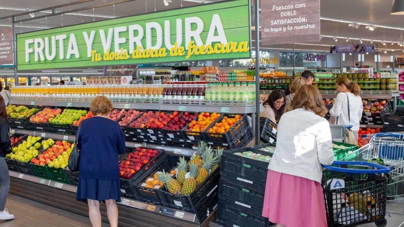 Fruta y verdura en un supermercado en España.