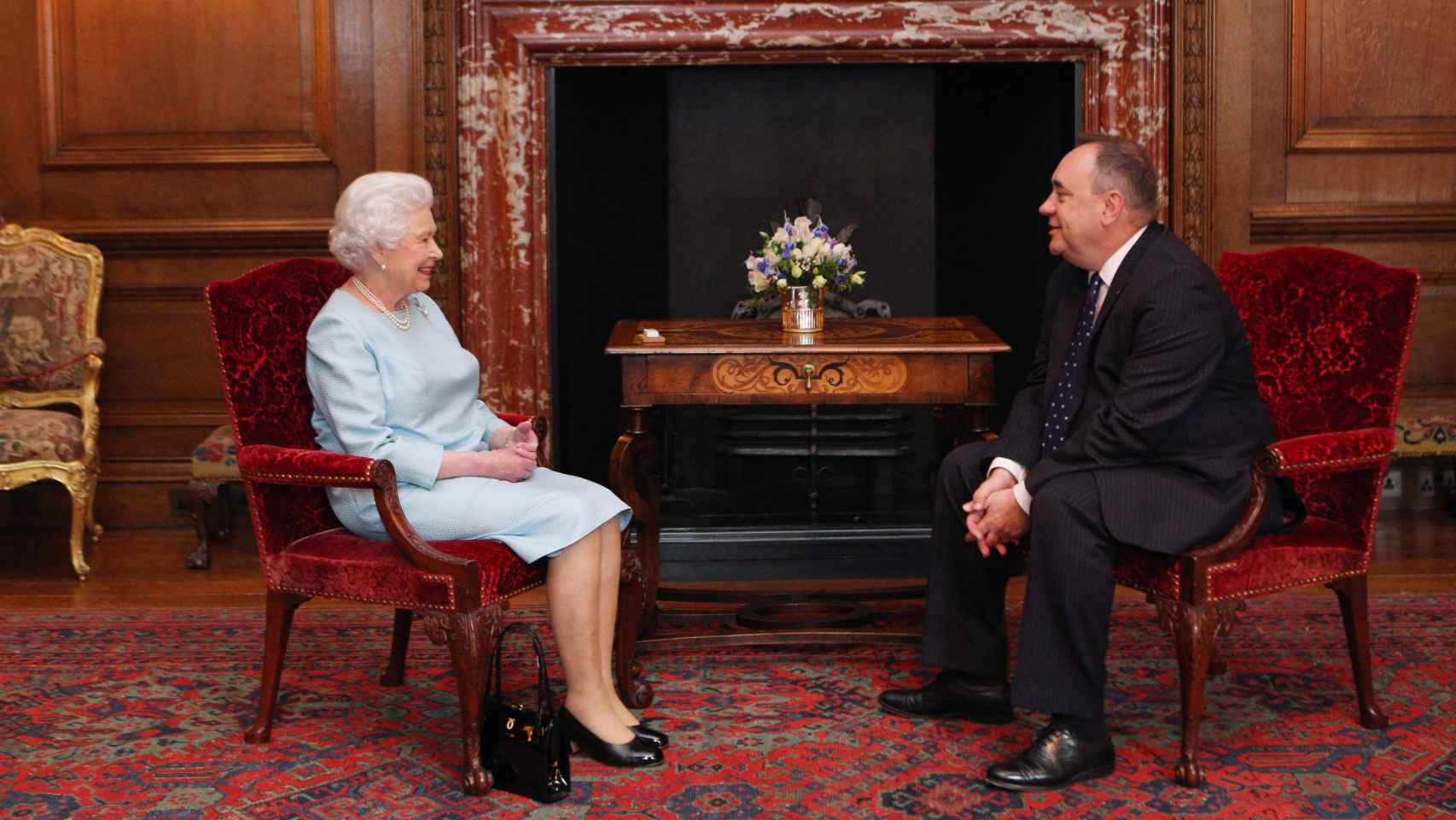 La reina Isabel II durante una reunión en el Palacio Holyrood.