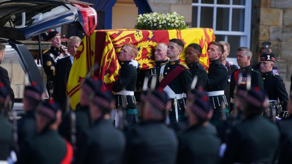 El féretro de Isabel II tras llegar a Holyroodhouse.