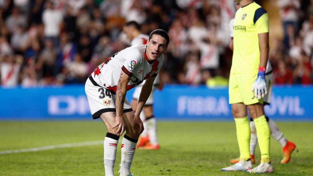 Sergio Camello durante un partido con el Rayo Vallecano