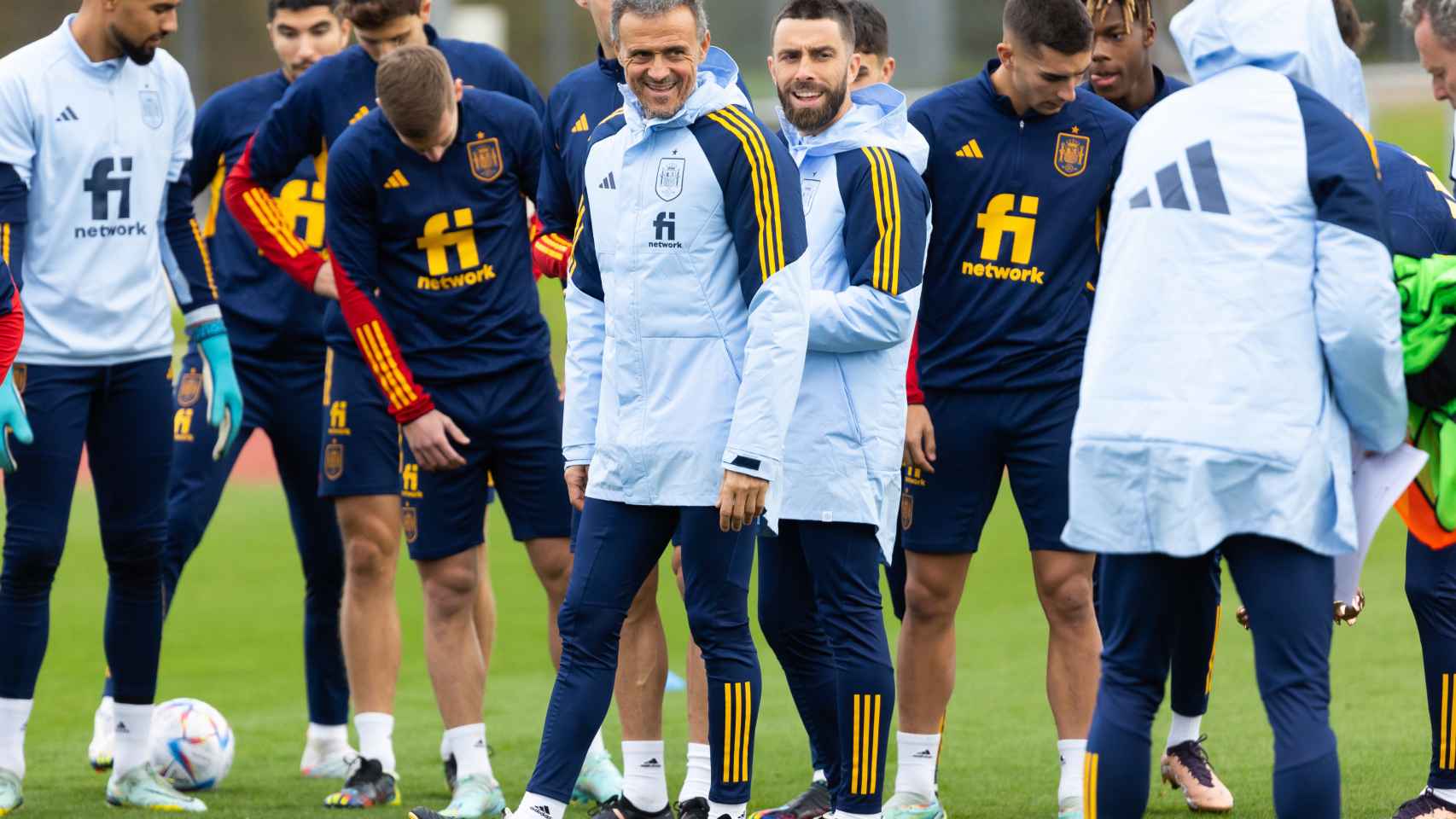 Luis Enrique junto a los jugadores de la selección española en un entrenamiento