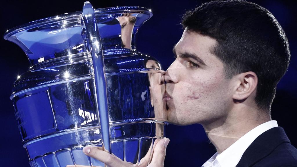 Carlos Alcaraz, besando el trofeo de número 1 del año de la ATP de 2022