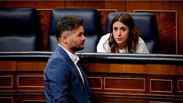 El portavoz de ERC, Gabriel Rufián, y la ministra de Igualdad, Irene Montero, en el Congreso.