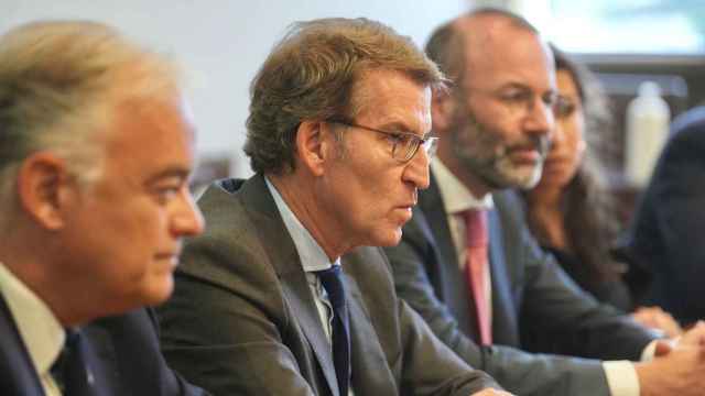 Alberto Núñez Feijoo, entre Esteban González Pons y Manfred Weber, presidente del EPP, en su reciente viaje a Chile.