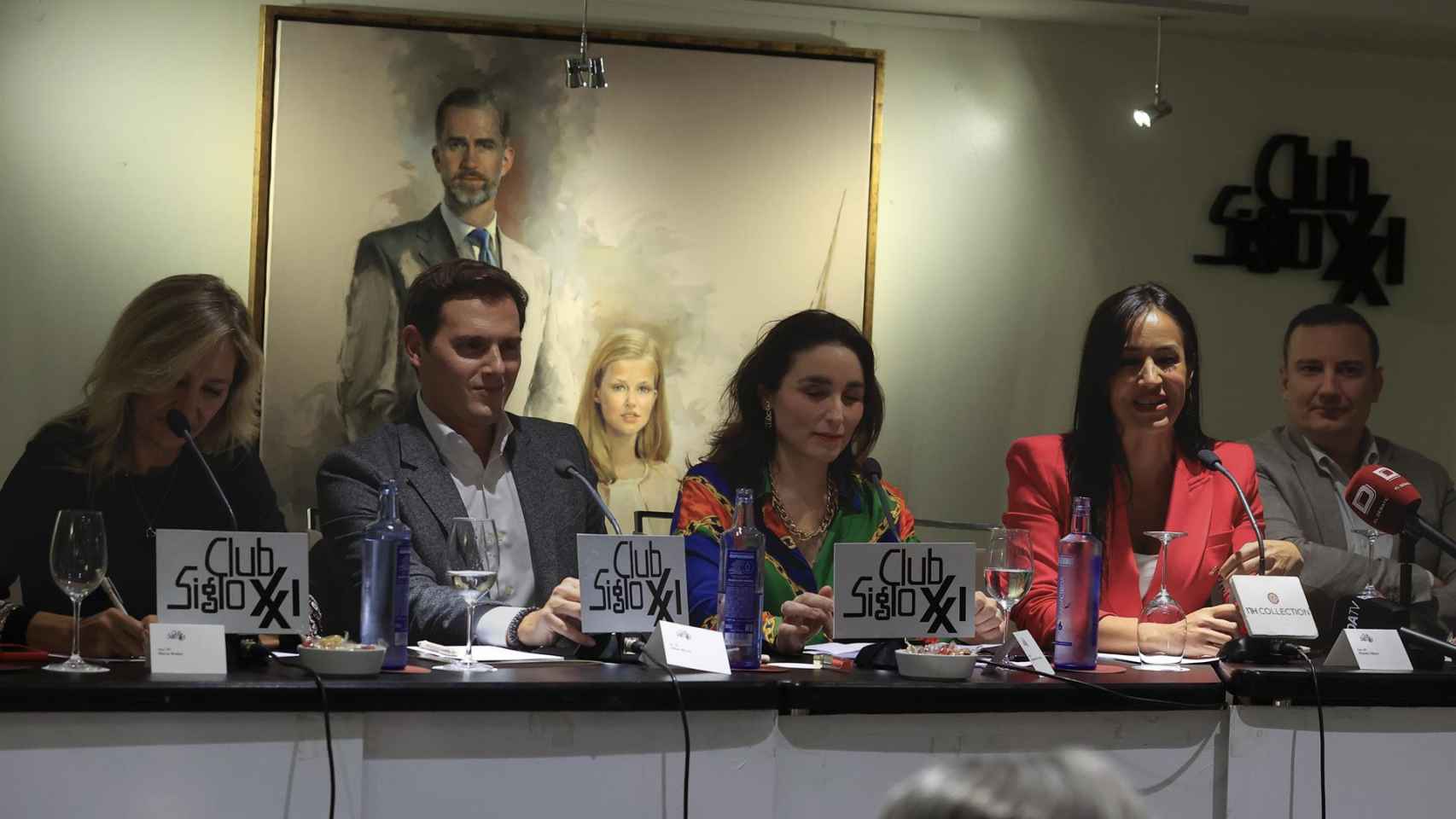 El expresidente de Ciudadanos, Albert Rivera (2i), y la vicealcaldesa de Madrid, Begoña Villacís (2d), este miércoles en el Club Siglo XXI.